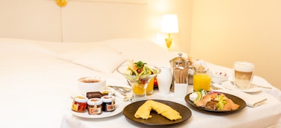 Geniesse ein traumhaftes Frühstück im Bett in den Alpen mit weekend4two